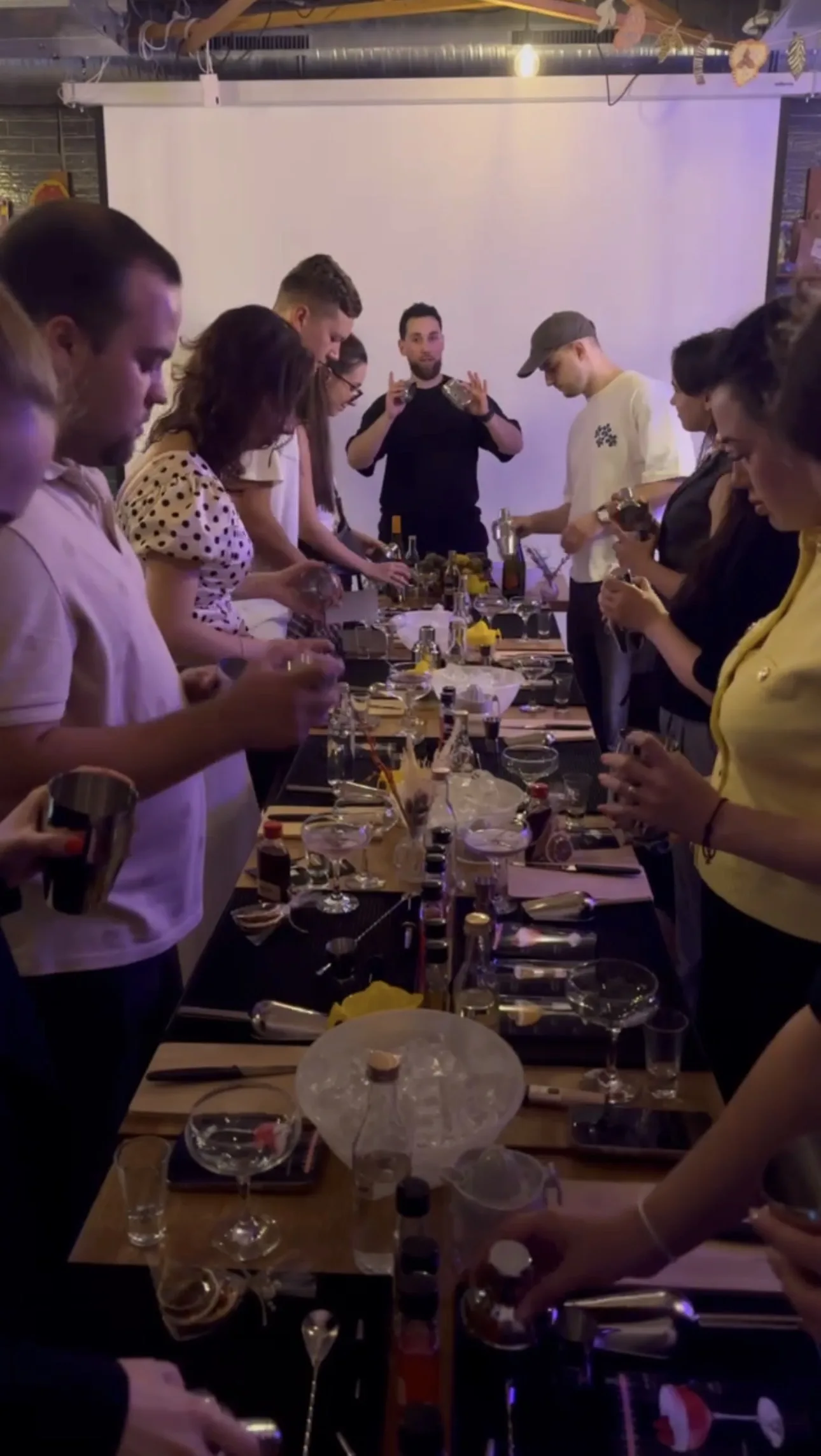 Cocktail MasterClass — barman vyučuje hosty